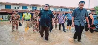  ?? (Foto ihsan FB Ab Rauf Yusoh) ?? Ketua Menteri Melaka, Datuk Seri Ab Rauf Yusoh melawat mangsa banjir sekitar Masjid Tanah, semalam.