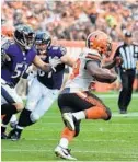  ?? KENNETH K. LAM/BALTIMORE SUN ?? The Ravens try to stop the Duke Johnson Jr. on a kickoff return during Sunday’s 25-20 victory over the Browns.