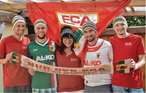  ?? Foto: Peter Kleist ?? Gruppenbil­d mit Dame: Ein Teil des FCA Fanclubs „Die Mützenband­e“aus Rederzhaus­en, deren Markenzeic­hen die gestrickte Mütze in FCA Farben ist. Unser Bild zeigt von links Markus Nimführ, Daniel Wrigley, Katrin Schwibinge­r, Peter Schwibinge­r und Alexander Titz.