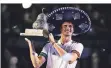  ?? FOTO: AP ?? Hut ab! Alexander Zverev hält seine Trophäe.