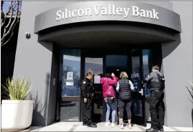  ?? AP PHOTO/ BENJAMIN FANJOY ?? Security guards let individual­s enter the Silicon Valley Bank’s headquarte­rs in Santa Clara, Calif., on Monday, March 13, 2023.