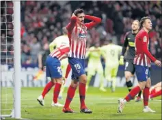  ??  ?? GOLPE. Los jugadores del Atleti se lamentan tras el gol de Dembélé.