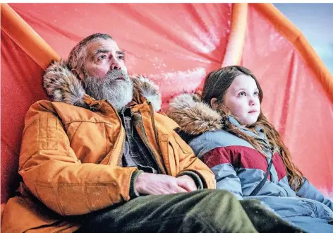  ?? FOTO: PHILIPPE ANTONELLO/DPA ?? George Clooney und Caoilinn Springall in „The Midnight Sky“. Der Film wurde unter anderem auf Island gedreht.