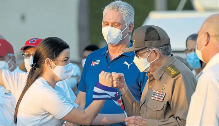  ?? YAMIL LAGE/AFP ?? Díaz-canel y Raúl Castro encabezaro­n la marcha de ayer en La Habana