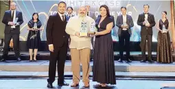  ??  ?? Teleperfor­mance Philippine­s Managing Director Travis Coates accepts the 2017 Asia CEO Awards ‘Top Employer of the Year’ recognitio­n from White & Case Country Operations Director Carlo Mata and Human Resources Head Daisy Callanta at the awards ceremony...