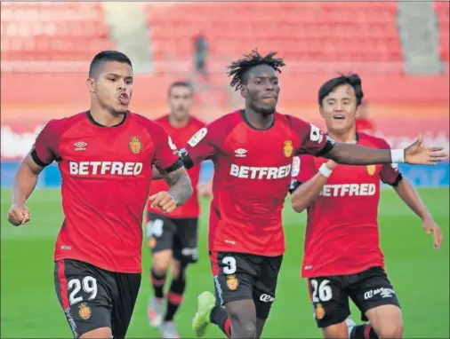  ??  ?? Lumor y Take Kubo persiguen a Cucho Hernández tras su gol (el 2-0) durante el Mallorca-Celta en el Visit Mallorca Estadi.