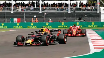  ??  ?? VELOCIDAD. Dos bólidos recorren el circuito del Autódromo Hermanos Rodríguez en el pasado Gran Premio de México.