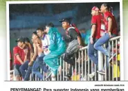  ?? ANGGER BONDAN/JAWA POS ?? PENYEMANGA­T: Para suporter Indonesia yang memberikan dukungan ketika melawan Islandia di Stadion Maguwoharj­o (11/1).