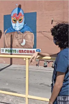  ??  ?? La obra de arte destaca un cubrebocas sobre la máscara de luchador