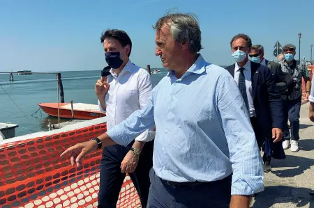  ??  ?? Con il premier Il sindaco Luigi Brugnaro ringrazia il presidente Conte e attacca i parlamenta­ri veneziani sulla nuova Autorità per la laguna che ripristina il Magistrato alle Acque e mantiene i poteri a Roma