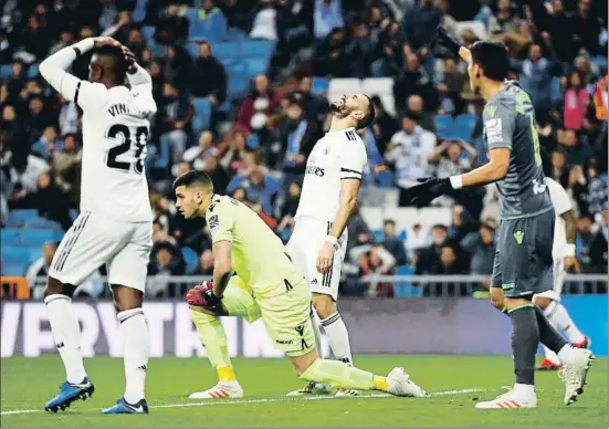  ?? JUAN MEDINA / REUTERS ?? Vinicius, el jugador más activo del Madrid, y Benzema lamentan una ocasión de gol perdida