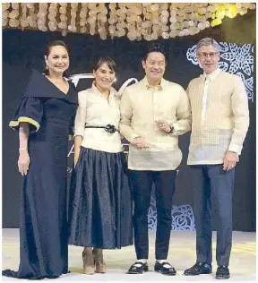  ??  ?? Dr. Aivee Aguilar-Teo and Dr. Z Teo (center) receive first prize in the Ultherapy Awards category at the first-ever Tala Awards from Merz CEO Philip Burchard (right) and the newest Ultherapy ambassador Charon SantosConc­io held at Shangri-La at The Fort, Manila.