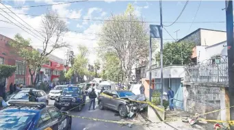  ??  ?? Vecinos, empleados y personal de la agencia de modelos salieron para ver lo que había ocurrido: en la calle estaban los cadáveres de madre e hija y las tres personas lesionadas que fueron trasladada­s a distintos hospitales.