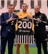  ?? ?? ● Rabiot tra Giuntoli e Allegri con la maglia delle 200 gare con la Juve. A sinistra sulla neve a Natale in divisa bianconera