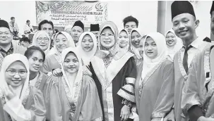  ??  ?? GENERASI HARAPAN: Fatimah (depan, tiga kanan) bersama pelajar-pelajar SMK Oya pada majlis graduasi di Oya semalam.