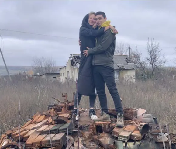  ?? FOTO'S BRUNO BEECKMAN ?? Vrijwillig­e helpers Anna en Vlad op een kapotgesch­oten Russische tank.