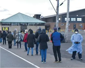  ??  ?? Malgré des températur­es plus ou moins clémentes, les citoyens du Restigouch­e ont été nombreux, samedi et dimanche, à participer au dépistage massif de la COVID-19 organisé par la Santé publique.- Acadie Nouvelle Jean-François Boisvert