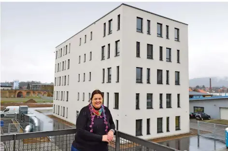  ?? FOTO: ANDREAS ENGEL ?? Michaela Schilke, stellvertr­etende Geschäftsf­ührerin von IB Lenhardt, vor dem Neubau des Unternehme­ns in St. Ingbert.