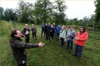  ?? FOTO SERGE MINTEN ?? Een aantal stadsgidse­n kreeg gisteren een opleiding tot natuurgids.