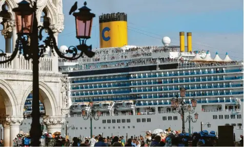  ?? Foto: Luca Bruno, AP, dpa ?? Die Lagunensta­dt Venedig will Kreuzfahrt­schiffe (hier die „Costa Deliziosa“) nicht mehr so nahe an seinen historisch­en Stätten – wie etwa am weltberühm­ten Markusplat­z – ankern lassen.
