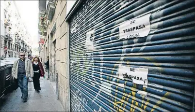  ?? MARC ARIAS / ARXIU ?? Un local desocupat i amb la persiana abaixada al carrer Joaquim Costa del Raval
