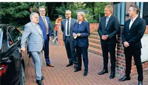  ?? RP-FOTO: FISCHER ?? Nrw-innenminst­er Herbert Reul traf in Sonsbeck die Parteifreu­nde Ingo Brohl, Heiko Schmidt, Matthias Broeckmann und Parteifreu­ndin Sabine Weiss sowie seinen ehemaligen Personensc­hützer Jürgen Woge.