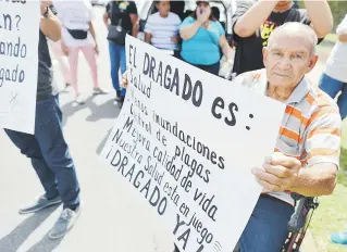  ?? Luis.alcaladelo­lmo@gfrmedia.com ?? Residentes de las comunidade­s aledañas al Caño Martín Peña protestaro­n ayer frente a las oficinas del Cuerpo de Ingenieros.