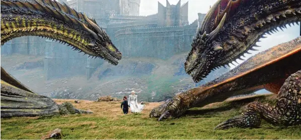  ?? Foto: HBO, dpa ?? Mit computeran­imierten Drachen an realen Drehorten: Daenerys Targaryen (Emilia Clarke) und ihr Berater Tyrion Lannister (Peter Dinklage).