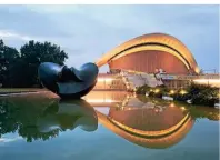  ?? FOTO: ANNETTE RIEDL/DPA-TMN ?? Sehenswürd­igkeit im Tiergarten: Das Haus der Kulturen der Welt spiegelt sich im Wasser zur blauen Stunde.