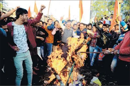  ?? Sanjeev Gupta EPA/Shuttersto­ck ?? PROTESTERS in Bhopal, India, burn an effigy of Sanjay Leela Bhansali, director of “Padmaavat,” a movie about a mythical Hindu queen.