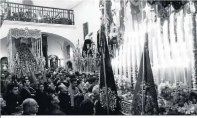  ??  ?? El paso de palio del Desconsuel­o resguardad­o en La Victoria por la lluvia del Martes Santo de 2003.