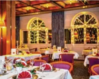  ??  ?? An den drei Freitagen im Advent erleben Gäste im Hotel & Restaurant Son nengarten beim weihnachtl­ichen Lichterbuf­fet genussvoll­e Momente.