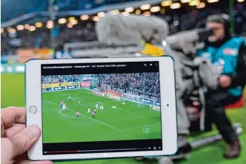  ?? Foto: Axel Heimken, dpa; Screenshot­s: AZ/Dazn.de, Laola1.tv, Sportdeuts­chland.tv ?? Was für Filme und Serien funktionie­rt, könnte auch im Bereich Sportübert­ragungen ein lukratives Geschäft werden: Und so will der Streamingd­ienst DAZN das Netflix des Sports sein.