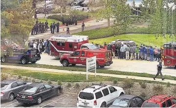  ??  ?? Alerta. Todas las escuelas de la zona (entre 25 y 30) y otras de distritos cercanos estaban ayer por la tarde en estado de alerta, o “perímetro asegurado”.