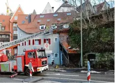  ?? Foto: Thorsten Jordan ?? In der Neuen Bergstraße in Landsberg fiel aufgrund des Sturms ein Baum um. Die Krone fiel auf ein Hausdach.