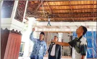  ?? BOY SLAMET/JAWA POS ?? LOKASI PERAYAAN: Ari Suryono (kiri) memberikan instruksi kepada pekerja saat melakukan renovasi Pendapa Delta Wibawa kemarin.