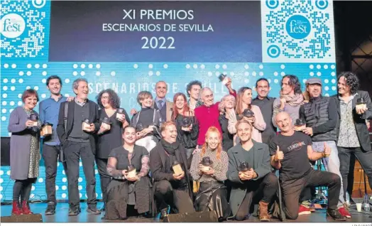  ?? LOLO VASCO ?? Los galardonad­os en la gala de los Premios Escenarios posan al término de la gala.