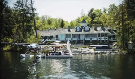  ?? BloomBerg ?? Canada’s top earners play a marginal tax rate of 33 per cent or so, slightly lower than the top bracket in the U.S. Above, a lakeside home in Muskoka, summer playground of southern Ontario’s wealthy.