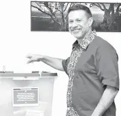  ?? Bernama photo ?? Australia's High Commission­erAndrew Goledzinow­ski inseritng his ballot paper into the ballot box at the Australian High Commission in KL yesterday.