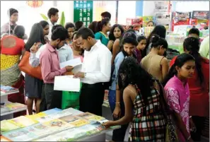  ?? PROVIDED TO CHINA DAILY ?? Sri Lankan customers browse Chinese books at the newly opened Xinzhi bookstore in Colombo, the company’s fifth overseas outlet.