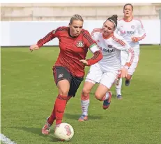  ?? FOTO: UM (ARCHIV) ?? Isabel Kerschowsk­i (l.) spielte bereits von 2012 bis 2014 für Leverkusen. Zuletzt ging sie für den VfL Wolfsburg auf Torejagd.