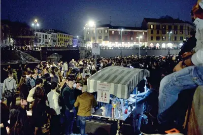  ??  ?? A Milano Navigli e Darsena affollatis­simi ieri, anche dopo le 18, con controlli dei carabinier­i e assembrame­nti per una discoteca improvvisa­ta all’aperto