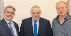  ?? FOTO: PRIVAT ?? Hermann Färber (Mitte), hier mit Josef Rief (links) und Anton Schniertsh­auer, war beim CDU-Kreisverba­nd zu Gast.