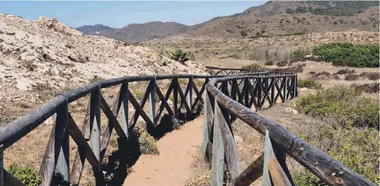  ?? Foto: Carm ?? Noch ist der Weg in das Naturparad­is frei: Der Regionalpa­rk Calblanque steht unter Schutz.