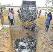  ??  ?? An interdepar­tmental meeting was held after bird deaths at Sambhar Lake due to botulism, a neuromuscu­lar illness.
HT FILE