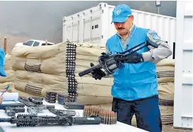  ??  ?? Personal de la ONU recibe las armas de los guerriller­os.