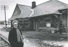  ?? ARCHIVES ?? Alvira Wigle, shown in this 1982 Windsor Star photo in front of the abandoned Kingsville railway station, is a Kingsville historian who left her legacy to ERCA.