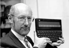  ?? Foto: Profimedia ?? Clive Sinclair se svým počítačem Z88.