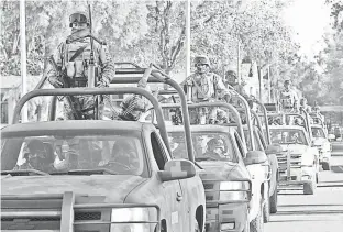  ?? AURELIO MAGAÑA ?? Elementos de la Guardia Nacional y del Ejército ya patrullan las calles de la
ZMG.