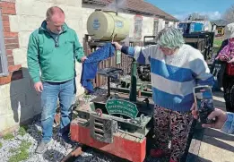  ?? ?? Peter’s widow Pauline and WZLET member Jason Keswick unveil the commemorat­ive headboard carried on his Lister ‘Railtruck’ No. 6299/1935.